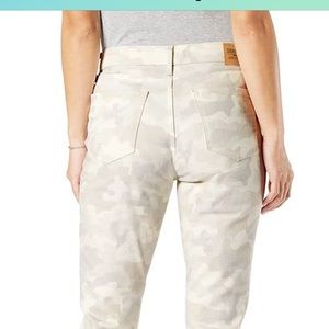 Levi’s gold label womens mid rise slim fit capri jeans  14/32 soft camo grey NWT